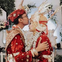 Heni pun mengaku dirinya sangat sabar menghadapi cacian netizen karena tiba-tiba meninggalkan pacarnya dan memilih untuk menikah dengan pria yang baru dikenalnya lewat Instagram. Kata suami kita yang jalanin, mereka nggak tahu apa-apa. Jangan pernah ada yang ditanggepin kalau kata suami, jelas Heni. Foto: Instagram @heni.kn