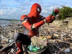 Aksi Spiderman Bersihkan Sampah di Parepare Disorot Media Asing