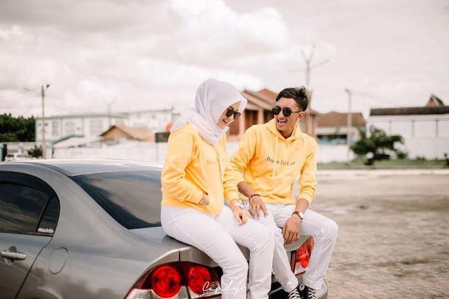  Heni kemudian mengaku mulai sangat penasaran dengan Abimanyu. Ia pun bertanya apa yang membuat Abimanyu yakin padanya, padahal keduanya tidak pernah saling mengenal dan Heni masih menjalin hubungan asmara dengan pria lain.  Foto: Instagram @heni.kn