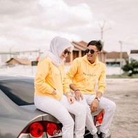  Heni kemudian mengaku mulai sangat penasaran dengan Abimanyu. Ia pun bertanya apa yang membuat Abimanyu yakin padanya, padahal keduanya tidak pernah saling mengenal dan Heni masih menjalin hubungan asmara dengan pria lain.  Foto: Instagram @heni.kn