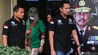 Lucinta Luna muncul setelah kasus narkoba yang menjerat namanya. Ia tampak mengenakan baju tahanan, bertopi dan kacamarta serta menutupi wajah dengan masker.  Foto: Rifkianto Nugroho