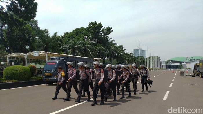 Buruh akan demo di DPR tolak Omnibus Law Cilaka, polisi bersiaga (Sachril Agustin Berutu/detikcom)