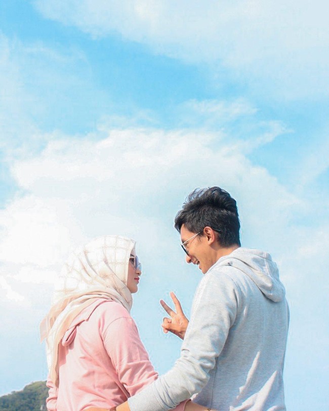 Pada postingannya itu, wanita yang tinggal di Pesawaran, Lampung ini menjelaskan jika Abimanyu menyapa dirinya melalui kiriman DM Instagram dengan kalimat Assalamualaikum mba. Heni pun dibuat tak bisa berkata-kata karena tak lama setelah ia membalas Waalaikumsalam, pria yang tinggal di Bekasi ini langsung berniat untuk melamarnya. Foto: Instagram @heni.kn