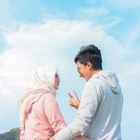 Pada postingannya itu, wanita yang tinggal di Pesawaran, Lampung ini menjelaskan jika Abimanyu menyapa dirinya melalui kiriman DM Instagram dengan kalimat Assalamualaikum mba. Heni pun dibuat tak bisa berkata-kata karena tak lama setelah ia membalas Waalaikumsalam, pria yang tinggal di Bekasi ini langsung berniat untuk melamarnya. Foto: Instagram @heni.kn