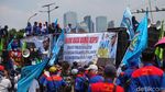 Massa Buruh Geruduk DPR Tolak Omnibus Law Cipta Kerja