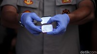 Polisi menunjukkan barang bukti ekstasi yang diamankan. Namun sampai saat ini ekstasi tersebut belum ada yang mengakui.