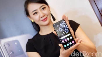 Bagian depan Galaxy S20 Ultra. Foto: Adi Fida Rahman/detikINET