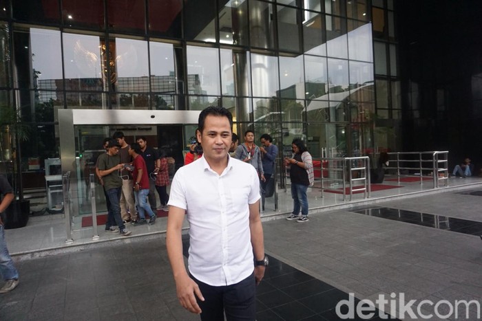 Advokat PDIP Donny Tri Istiqomah di gedung KPK.
