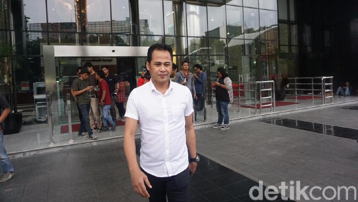 Advokat PDIP Donny Tri Istiqomah di gedung KPK.