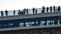 Seperti diketahui, Kapal pesiar bernama Diamond Princess dikarantina setibanya di lepas pantai Jepang awal pekan ini.