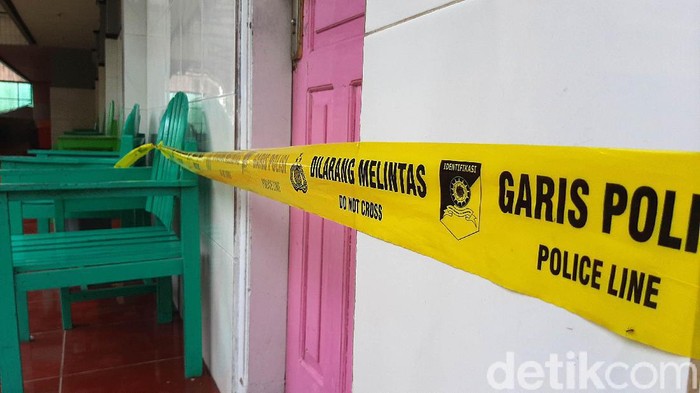 Sepasang pria dan wanita bukan suami istri berinisial MA (54) dan Y (46) ditemukan meninggal dunia dalam kamar hotel di Baturraden, Banyumas. Hotel tersebut kini digaris polisi.