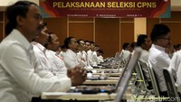 Sejumlah peserta tes Seleksi Kemampuan Dasar (SKD) Calon Pegawai Negeri Sipil (CPNS) bersiap mengerjakan tes di Graha Batununggal, Kota Bandung, Jawa Barat, Rabu (12/2/2020).