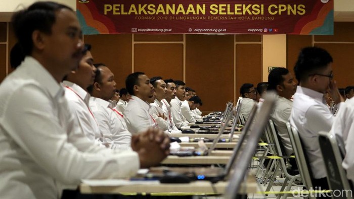 Wali Kota Bandung Oded M Danial membuka pelaksanaan tes CPNS Kota Bandung. Tes CPNS itu digelar di Graha Batununggal, Kota Bandung.