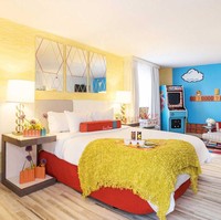 Jika kamu menginginkan pengalaman menginap yang berbeda, kamu bisa mencoba hotel Double Tree by Hilton yang terletak di Curtis Denver. Di hotel ini kamu bisa memesan kamar yang memiliki permainan arcade. Dekorasi dalam kamar tersebut juga bertema permainan, seperti tokoh Mario dari Mario Bross, dan banyak lainnya. Hotel ini juga menyediakan kamar-kamar bertema lainnya yang tak kalah menarik seperti ruang disko. Harga sewa kamar di hotel ini mulai dari Rp 2,8 juta per malam. Foto: dok. The Curtis Denver