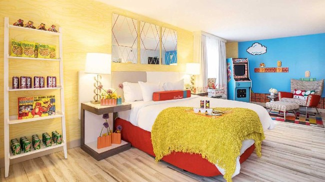 Jika kamu menginginkan pengalaman menginap yang berbeda, kamu bisa mencoba hotel Double Tree by Hilton yang terletak di Curtis Denver. Di hotel ini kamu bisa memesan kamar yang memiliki permainan arcade. Dekorasi dalam kamar tersebut juga bertema permainan, seperti tokoh Mario dari Mario Bross, dan banyak lainnya. Hotel ini juga menyediakan kamar-kamar bertema lainnya yang tak kalah menarik seperti ruang disko. Harga sewa kamar di hotel ini mulai dari Rp 2,8 juta per malam. Foto: dok. The Curtis Denver