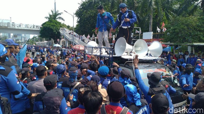 Mobil komando yang memicu kericuhan buruh berdemo di depan DPR (Sachril Agustin Berutu/detikcom) Mobil komando yang memicu kericuhan buruh berdemo di depan DPR (Sachril Agustin Berutu/detikcom)