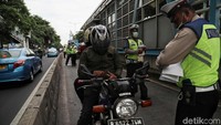 Polisi pun kerap melakukan razia di jalur khusus TransJakarta untuk menindak para pemotor nakal tersebut.