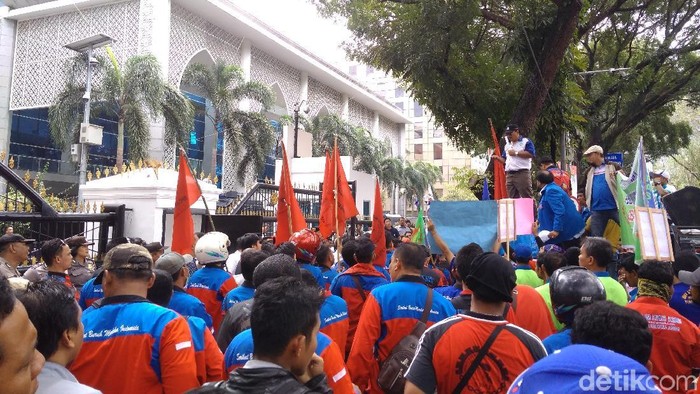 demo buruh di DPRD Sumut