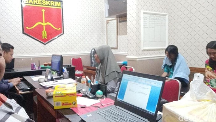 Empat emak-emak curi susu