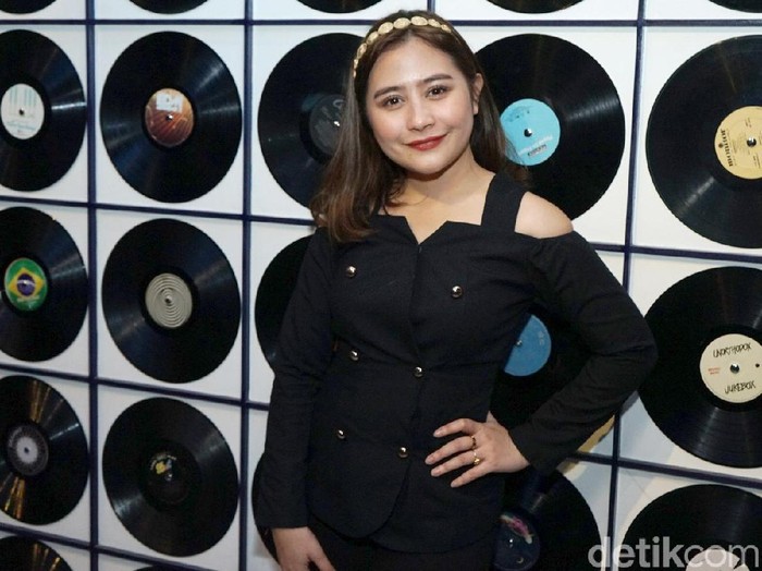 Prilly Latuconsina Prilly Latuconsina saat ditemui di kawasan Jakarta Pusat.