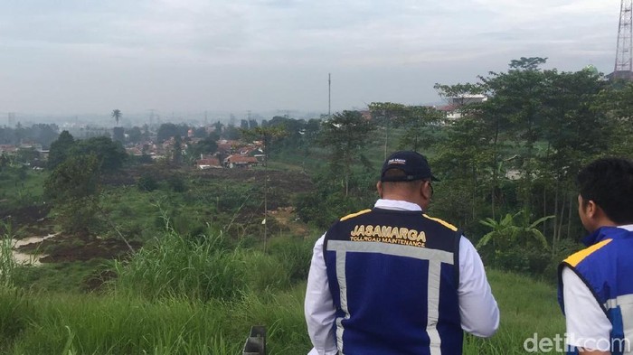 Petugas Jasa Marga tinjau lokasi longsor di Bandung Barat
