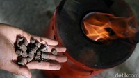 PLH Manager PLTU Jeranjang, Nandang Safrudin, menjelaskan olahan sampah dalam bentuk pelet setara dengan batubara kalori rendah yang digunakan untuk bahan bakan pembangkit.