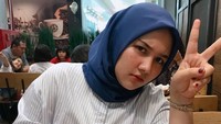 Nama Una Mualina seketika menjadi sorotan publik setelah disebut sebagai calon istri dari aktor tampan Sahrul Gunawan. Pasalnya jarak usia antara keduanya terpaut 19 tahun. Foto: Instagram @Unamaulina