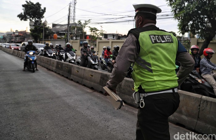Razia Pemotor yang Terobos Jalur TransJakarta Rendahnya kesadaran untuk tertib berkendara membuat sejumlah pemotor melanggar lalu lintas. Razia pun kerap dilakukan untuk menertibkan para pemotor nakal.