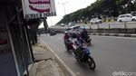 Bahaya! Pemotor Ini Nekat Lawan Arah di Pondok Bambu