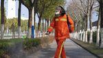 Warga China Mandi Disinfektan untuk Tangkal Virus Corona