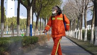 Jalanan di Kota Wuhan, Hubei, juga disemprot disinfektan. AP Photo/Arek Rataj.