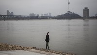 Tak banyak pula warga Wuhan yang beraktivitas di luar ruangan. Mereka yang tampak beraktivitas di luar ruangan tampak mengenakan masker dan sejumlah alat pelindung lainnya guna menghindari terinfeksi virus corona. Getty Images.