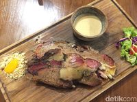 Mr Roastman: Gurih Lumer Smoked Brisket yang Diasap 18 Jam dengan Kayu Rambutan