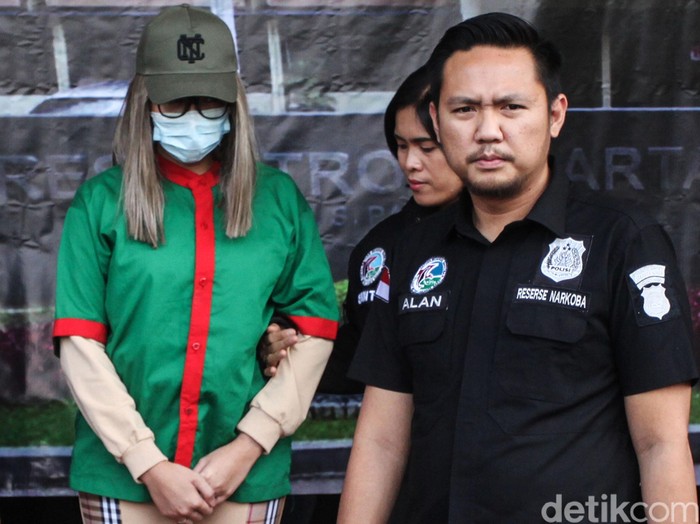 Lucinta Luna Jadi Tersangka Narkoba Lucinta Luna telah ditetapkan sebagai tersangka kasus narkoba oleh Polda Metro Jaya, Rabu (12/2/2020).