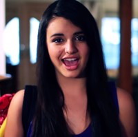 Ingatkah Anda dengan Rebecca Black? Seorang remaja 13 tahun yang terkenal dengan lagunya Friday sembilan tahun lalu. Lama tak terlihat di media, kini Rebecca telah tumbuh menjadi wanita muda cantik yang hampir tak dikenali. Foto: Instagram @msrebeccablack