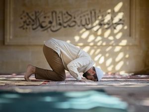 Bacaan Sujud Tilawah, Tata Cara, Rukun, dan Dalilnya