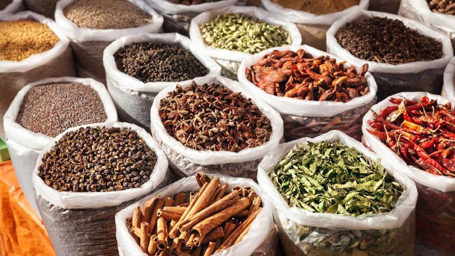 Bagi pecinta kuliner yang senang mencicipi berbagai macam makanan, kamu bisa mencoba menginap di Oberoi Rajvilas Jaipur. Di hotel ini kamu bisa mencicipi beragam rasa makanan yang digunakan di Rajasthani. Akan ada perbincangan mengenai rempah-rempah setiap minggunya selama satu jam. Selama sesi tersebut kamu akan belajar mengenai rahasia rempah-rempah yang digunakan untuk memasak masakan tradisional dari koki utama hotel. Harga hotel ini mulai dari Rp 18,2 juta per malam. Foto: dok. Oberoi Hotels & Resorts