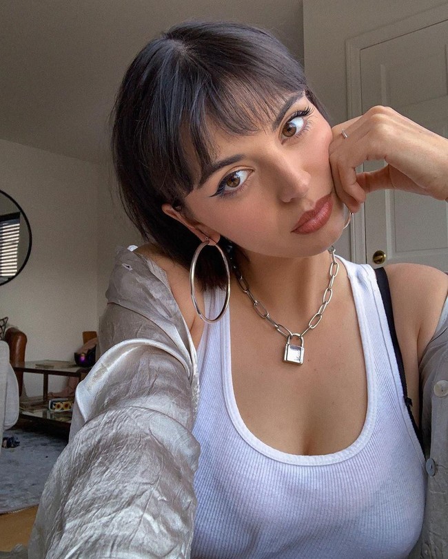 Terungkap jika Rebecca Black bahkan sempat mengalami depresi karena lagu tersebut. Untuk aku di usia 15, yang merasa dia tidak punya siapa-siapa untuk bicara tentang depresi yang dihadapinya. Untuk aku di usia 17, yang pergi ke sekolah hanya untuk dilempari makanan kepada dia dan teman-temannya, tulisnya lagi di Instagram. Foto: Instagram @msrebeccablack