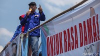 Sekjen DPP KEP SPSI, Subiyanto di atas mobil komando mengatakan akan melakukan mogok massal jika pemerintah menolak diajak berdialog.