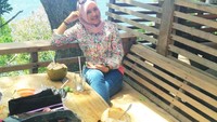 Saat liburan, kuliner adalah yang dicari oleh Una Maulina. Ketika mampir ke sebuah warung, langsung ia memesan es kelapa yang disajikan dengan batok kelapanya. Foto: Instagram @Unamaulina
