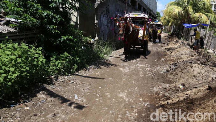 Melihat Sisi Lain Pulau Gili Trawangan Pulau Gili Trawangan di Lombok NTB merupakan tempat wisata yang sangat memanjakan turis. Namun miris di balik itu, infrastruktur di pulau ini masih memprihatinkan.
