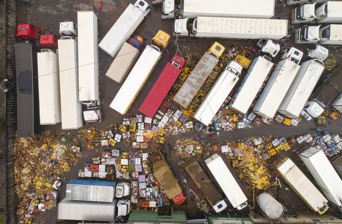 Banjir Brasil Hujan deras yang mengguyur wilayah Sao Paulo membuat kawasan itu kebanjiran. Sejumlah buah-buahan dan makanan lainnya terancam dibuang akibat terendam banjir.