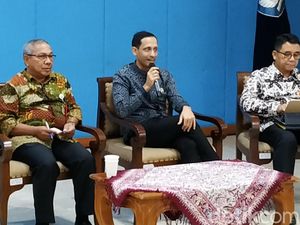 Pantau Dana BOS, Nadiem Minta Sekolah Laporan Online dan Pajang di Mading