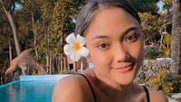 Momen ketika Marion bersantai di DI Yogyakarta. Tampak kolam renang sebagai latar belakangnya (@lalamarionmj/Instagram)
