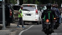 Sementara, untuk roda empat dua kali lipat dari denda yang diberikan jauh lebih mahal. Asep menyebut denda untuk mobil yang terciduk parkir sembarangan akan diharuskan membayar denda sebesar Rp 525 ribu sekali tindakan dan biaya inap Rp 304 ribu per malam.