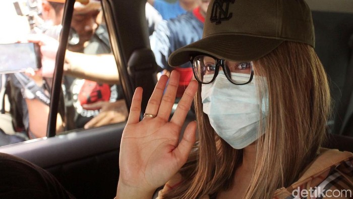 Usai diperiksa, siang ini polisi akan melakukan pengecekan terhadap darah dan rambut Lucinta Luna ke Laboratorium Forensik (Labfor).