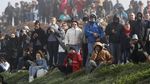 Aksi Para Peselancar Dunia Menaklukkan Ombak Raksasa di Portugal