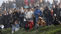 Tak hanya menjadi kegiatan yang dinanti oleh para peselancar, tak sedikit warga dan wisatawan yang datang langsung ke Pesisir Praia do Narte, Portugal, untuk melihat aksi para peselancar dunia tersebut.