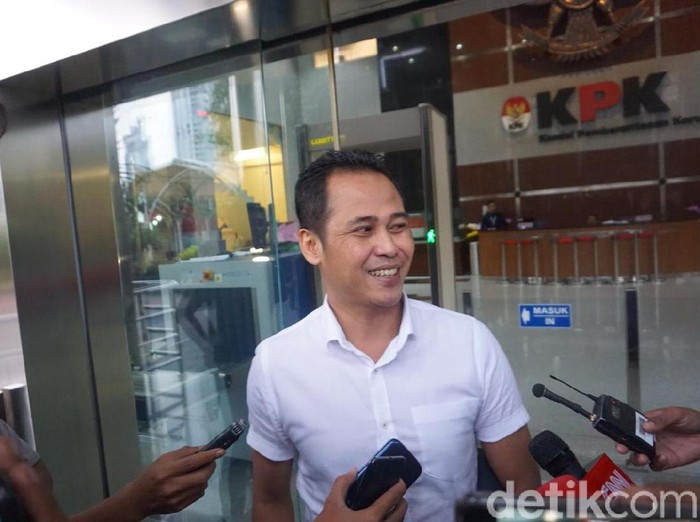 Advokat PDIP Donny Tri Istiqomah di gedung KPK.
