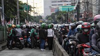 Selain itu, tilang elektronik juga akan menyasar para pengendara roda dua maupun roda empat yang menerobos jalur khusus TransJakarta. Sejumlah kamera pengintai dipasang di sekitaran busway untuk memantau para pengguna jalan tersebut agar tertib berlalu lintas.